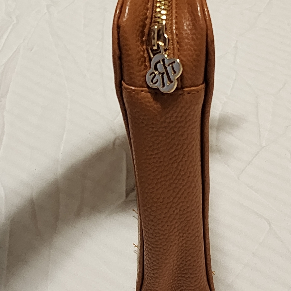A zip-around jewelry organizer - Picture 6 of 7